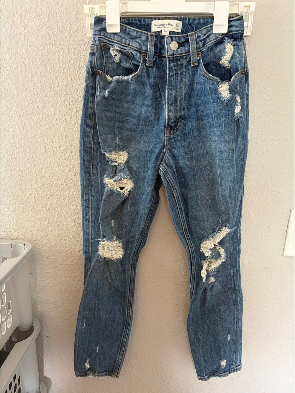 Abercrombie & Fitch Curve Love High Rise Mom Jean size 24/00R. Inseam is 25in.